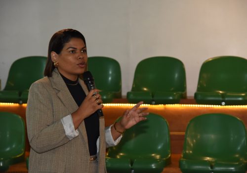 Alunos do Colégio FECAP participam de aula sobre mercado de software com Milena Lopes, executiva da área digital