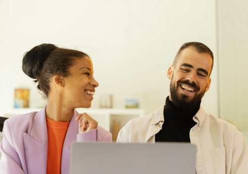 Relacionamento no trabalho: como lidar para que o romance não atrapalhe o profissional?