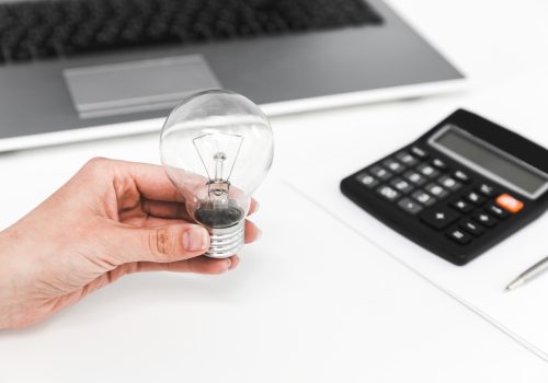 Conta de luz vai baratear em outubro, veja dicas para economizar ainda mais!