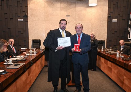 Professor da FECAP é homenageado com a Medalha Ministro Mário Guimarães pelo TRE-SP