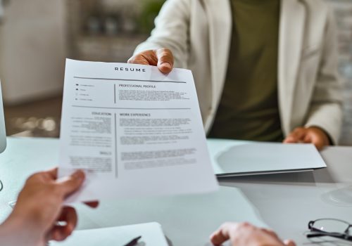 Como conseguir ou trocar de emprego em 2026? Veja dicas de reposicionamento!