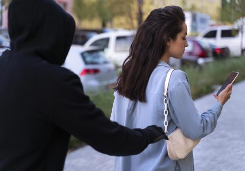 Roubos e furtos de celulares caem 9,05% em SP em 2025; veja cidades, bairros e locais com mais ocorrências