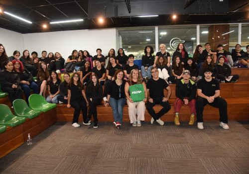 Especialista em audiovisual ministra aula para alunos