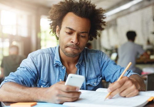 68,4% dos universitários de SP possuem dívidas, aponta estudo inédito da FECAP