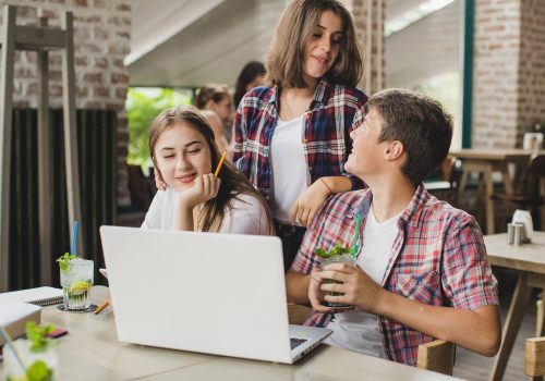Projeto social Próxima Etapa conecta jovens de escolas públicas de SP com universidades 
