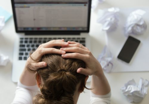 Empresas devem se adaptar à nova NR-1, que entra em vigor em 26/05, tendo como foco a saúde mental dos funcionários