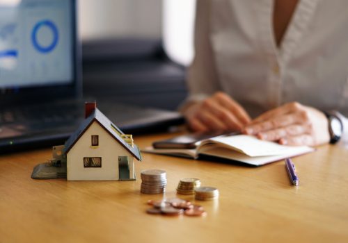 Economia: veja dicas simples para reduzir gastos e como criar uma reserva de emergência