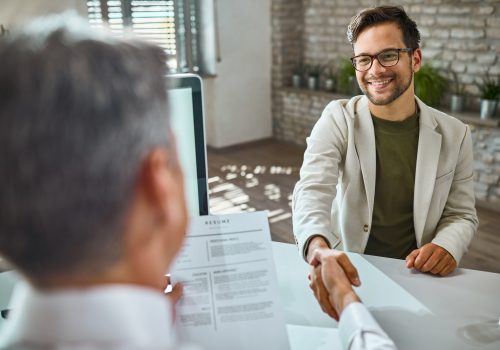 Emprego: especialista aponta quando é a hora de mudar, como destacar o currículo e dicas de posicionamento