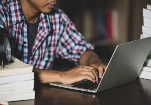 FECAP oferece 17 cursos online gratuitos para estudar nas férias de meio de ano