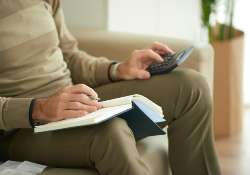 Quanto custa envelhecer? Longevidade pode aumentar ansiedade financeira e pressionar famílias